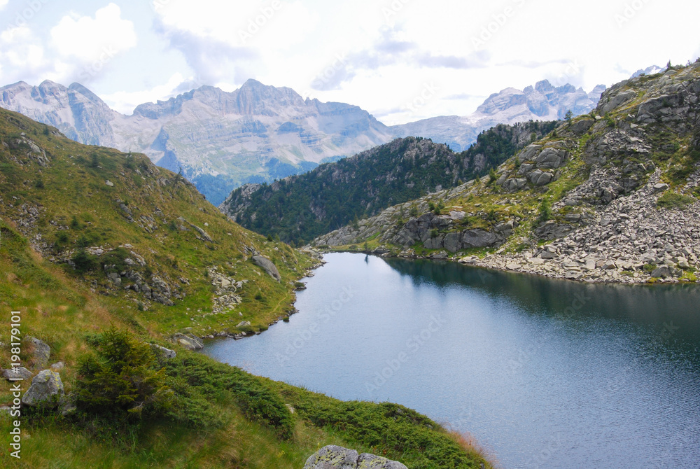 Fototapeta premium Małe górskie jezioro z panoramą na dolomity - Madonna di Campiglio - Trentino Alto Adige