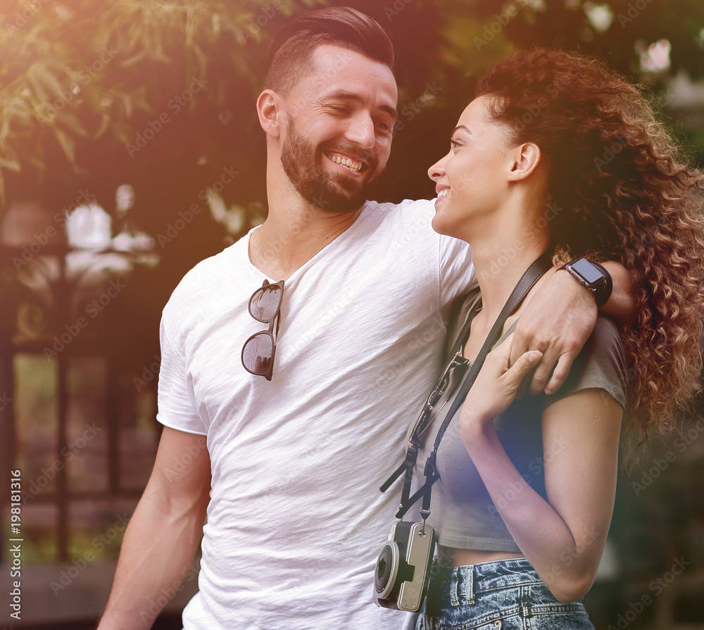 Naklejka premium Cheerful young couple walking on urban street