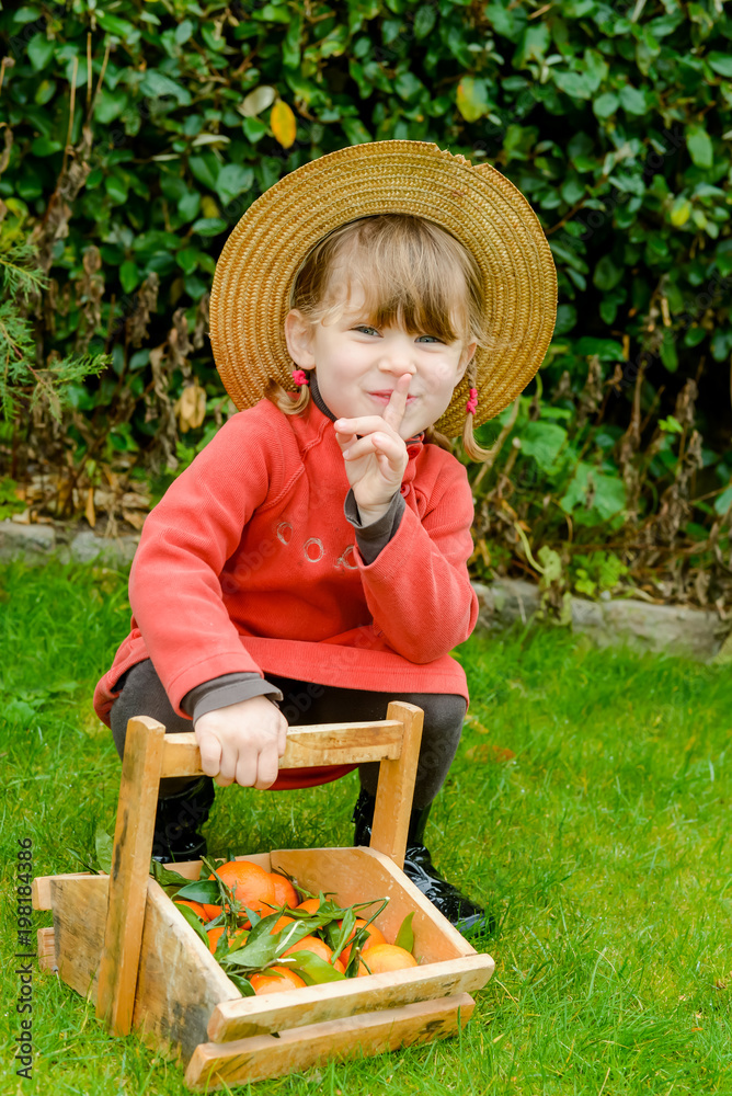 Obraz premium jolie fillette et son panier de clémentines