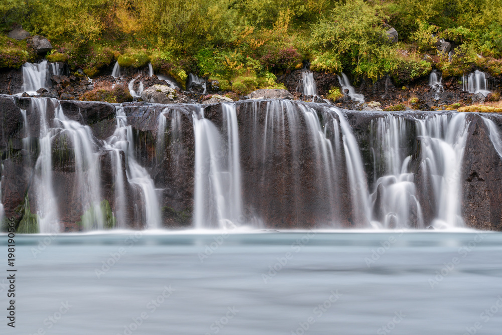 Fototapeta premium spektakulärer Wasserfall in Langzeitbelichtung - Island