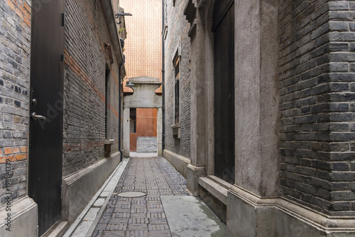 Canvas Print Narrow alley with antique brick walls, Xintiandi and Shanghai Shikumen building