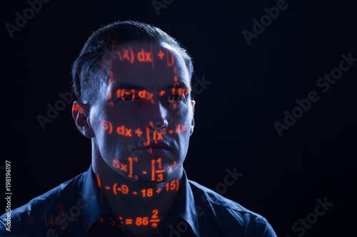 mathematische Formeln auf Gesicht von Mathematiker