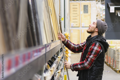 Obraz na plátně Man in a hardware store