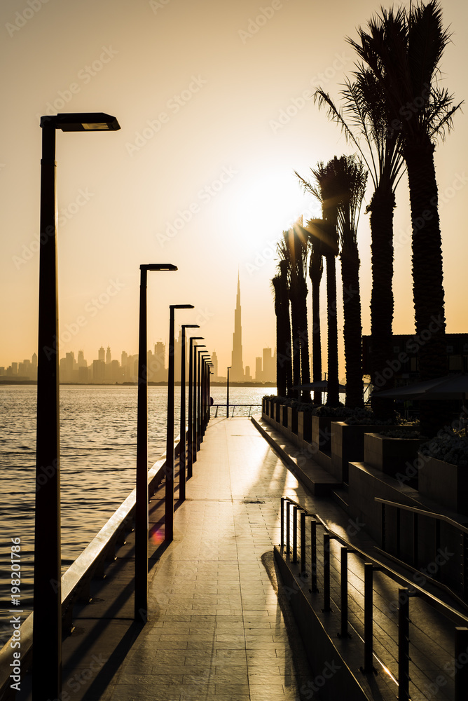 Obraz premium Dubai Creek harbor romantic sunset scene