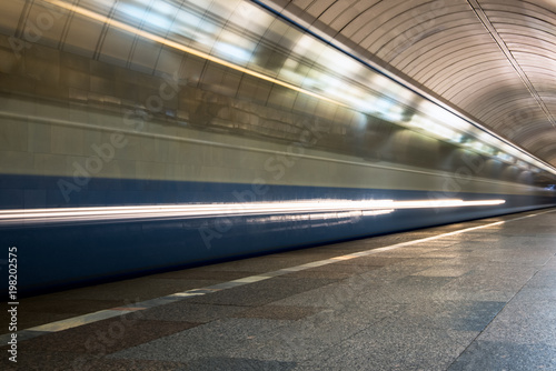 Tableau sur toile Subway train in motion arriving at station
