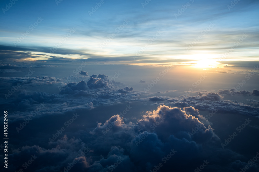 Sonnenuntergang und Wolken 