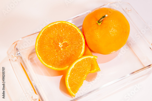 Naranjas en una bandeja de cristal 