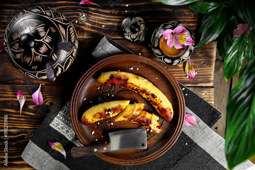 жаренные бананы на деревянном блюде