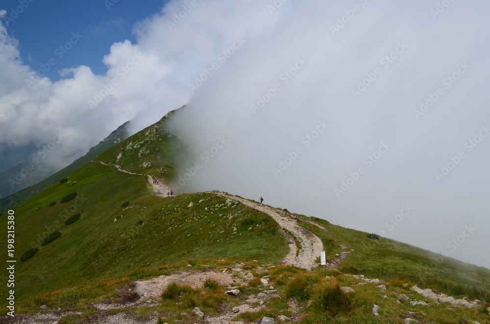Szlak graniowy z Kasprowego Wierchu częściowo we mgle, Tatry, Polska Szlak graniowy z Kasprowego Wierchu częściowo we mgle, Tatry, Polska