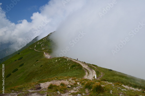 Fototapeta Naklejka Na Ścianę i Meble -  Szlak graniowy z Kasprowego Wierchu częściowo we mgle, Tatry, Polska
