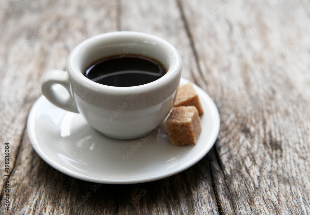 café et sucre brun sur fond de bois café et sucre brun sur fond de bois
