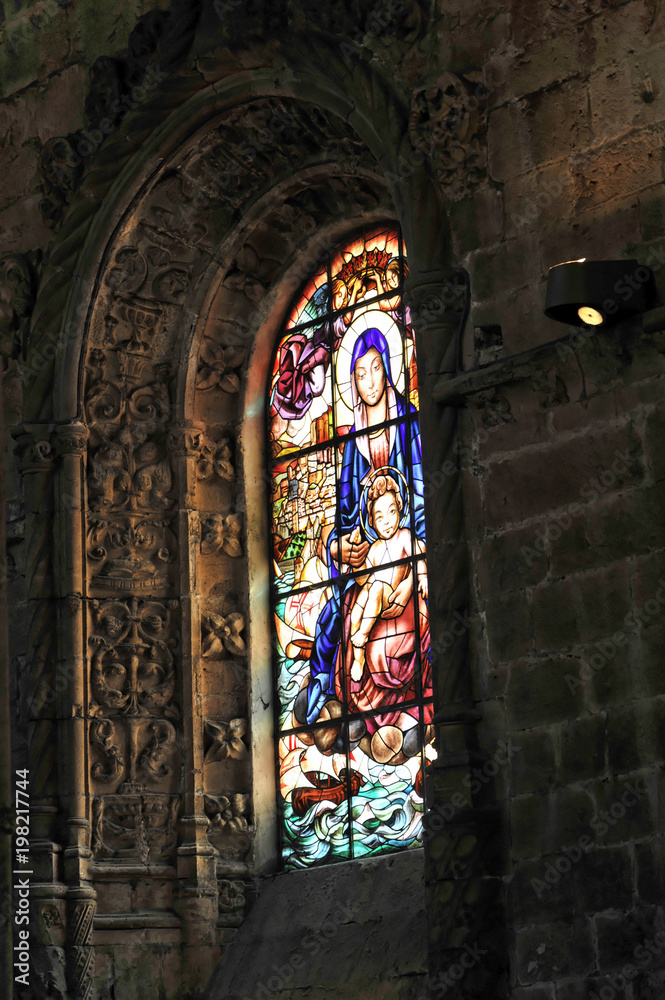 Buntes Kirchenfenster, Santa Maria Kirche, Mosteiro dos Jéronimos, Hieronymus-Kloster, Unesco Weltkulturerbe, Belem Viertel, Lissabon, Lisboa, Portugal, Europa