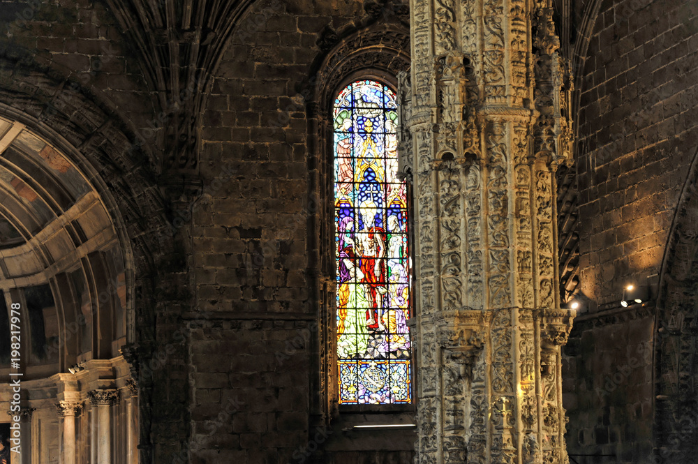 Buntes Kirchenfenster, Santa Maria Kirche, Mosteiro dos Jéronimos, Hieronymus-Kloster, Unesco Weltkulturerbe, Belem Viertel, Lissabon, Lisboa, Portugal, Europa