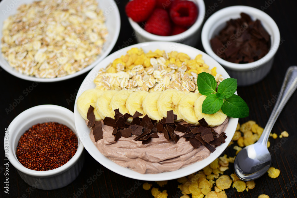 Müsli mit Bananen und Schokostückchen