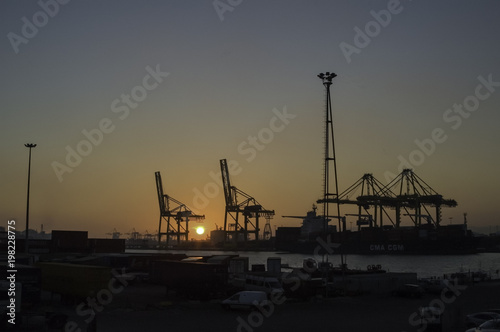 Gruas en el puerto de Barcelona