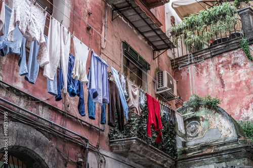 Typisch italienischer Balkon mit hängendem Gewand 