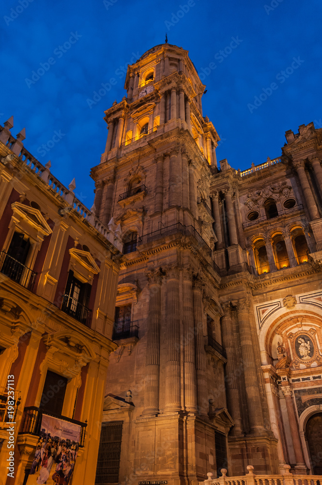 Vista nocturna de la Catedral de Málaga