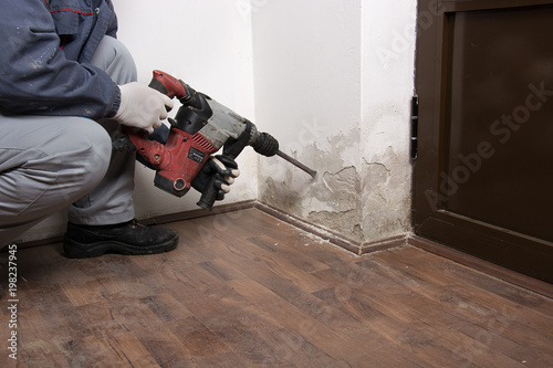 removing the mortar, saltpeter on the wall
