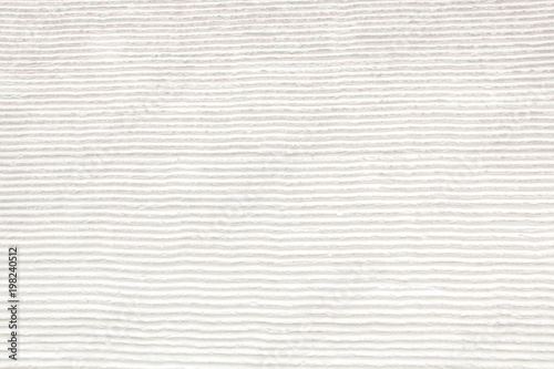 Weiße Putzwand mit Spachteltechnik Linienmuster