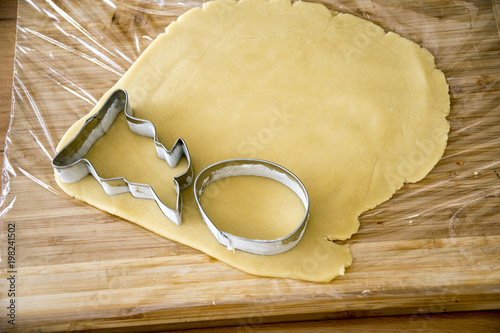 Osterbäckerei mit rohem Teig und Ausstecherformen Hase und Ei photo