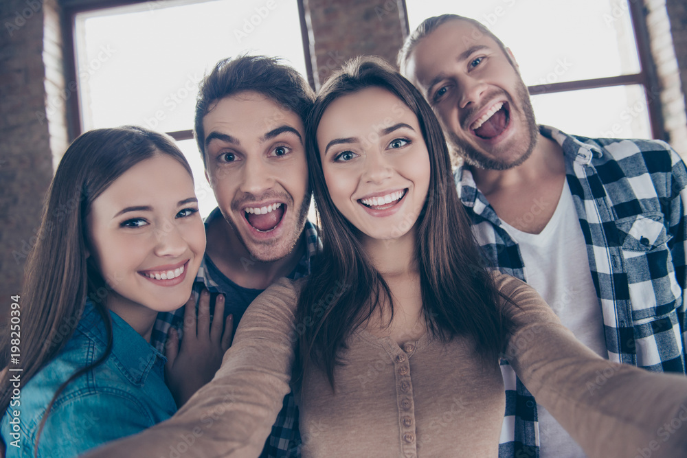 Obraz premium Let's take a picture! One two three smile! Close up portrait of carefree cheerful restless joyful funny people taking a picture on modern smartphone