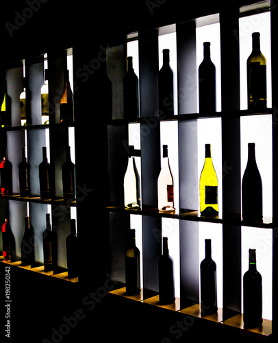 Вино на витрине в баре. Выставка