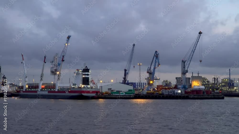Spätschicht im Hamburger Hafen - Zeitraffer Spätschicht im Hamburger Hafen - Zeitraffer