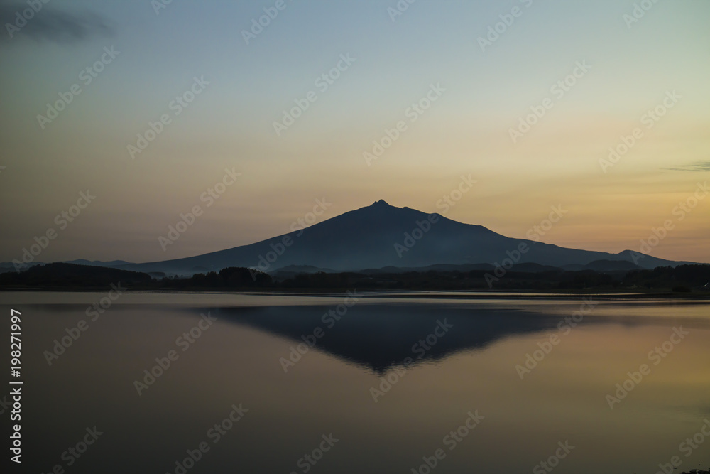 夕日の岩木山と津軽富士見湖 夕日の岩木山と津軽富士見湖