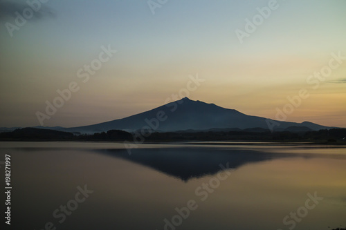 夕日の岩木山と津軽富士見湖