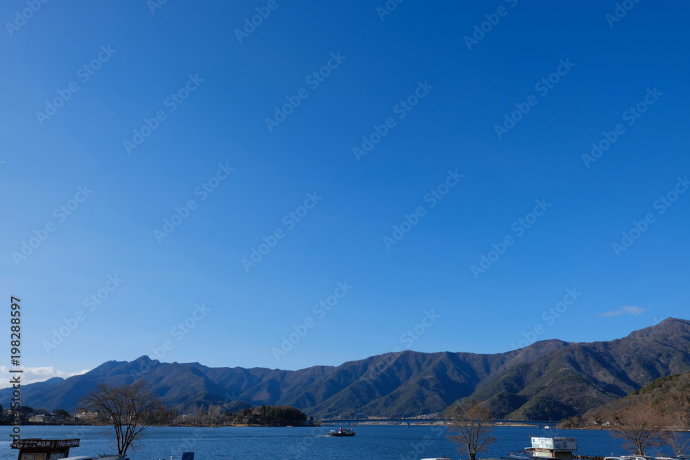 河口湖畔から見た風景（日中の遊覧船）