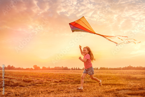 Obraz na płótnie child running flying kite