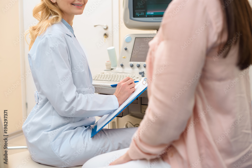 Фото врачей женской консультации cropped shot of obstetrician gynecologist consulting pregnant woman at ultrasoun