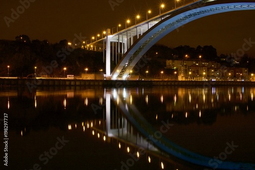 Beleza da Ponte da Arr  bida sobre o rio Douro