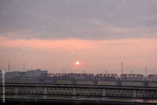 日の出と電車 © Masamitsu