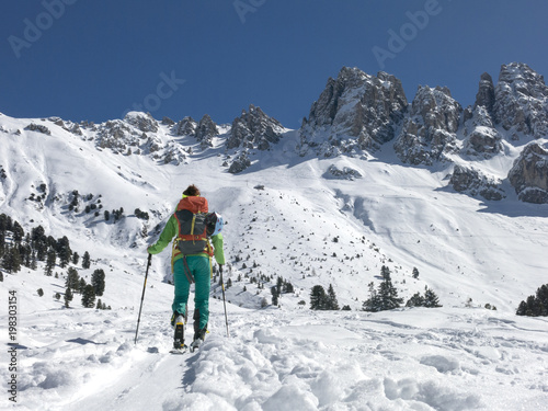 Skitourengeherin auf der Kematenalm bei Axams