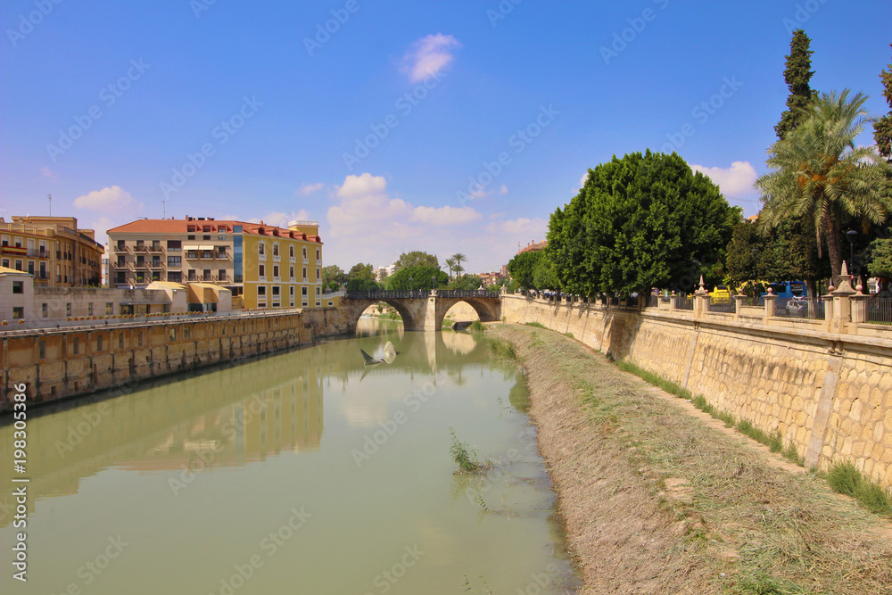Paseo del río Segura en Murcia, España Paseo del río Segura en Murcia, España