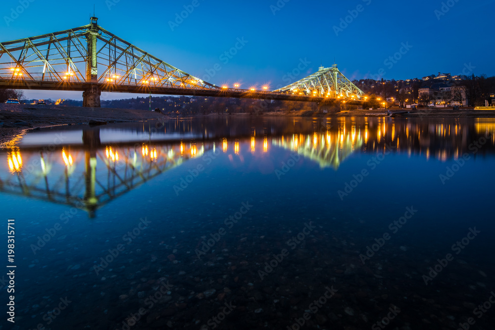 Loschwitzer Brücke in Dresden an einem Abend im Frühling
