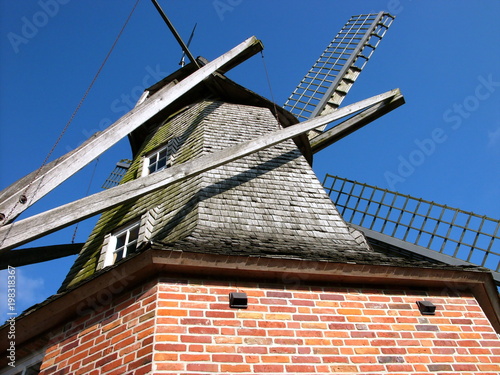 Die schöne alte Sinninger Mühle vor strahlend blauem Himmel aus der Froschperspektive im Sonnenschein in Sinningen bei Saerbeck im Kreis Steinfurt in Westfalen im Münsterland photo