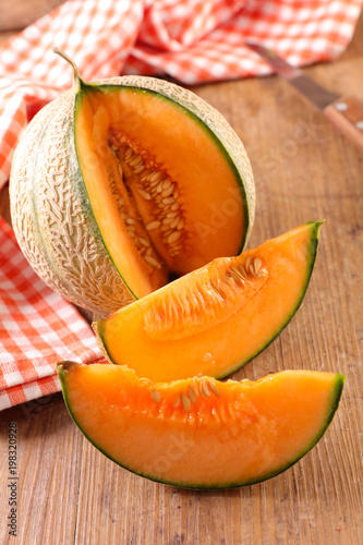 фотографія fresh melon on wood background