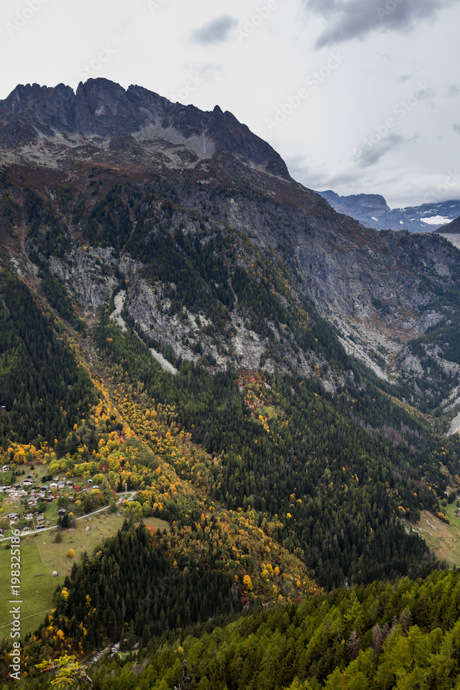 Die wundervolle Bergwelt des Wallis im Herbst