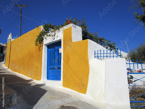 Fototapeta Naklejka Na Ścianę i Meble -  Santorin mur maison ocre et blanche Grèce