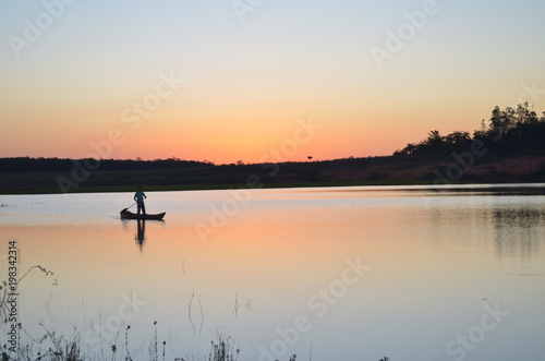 PESCADOR E PÔR DO SOL