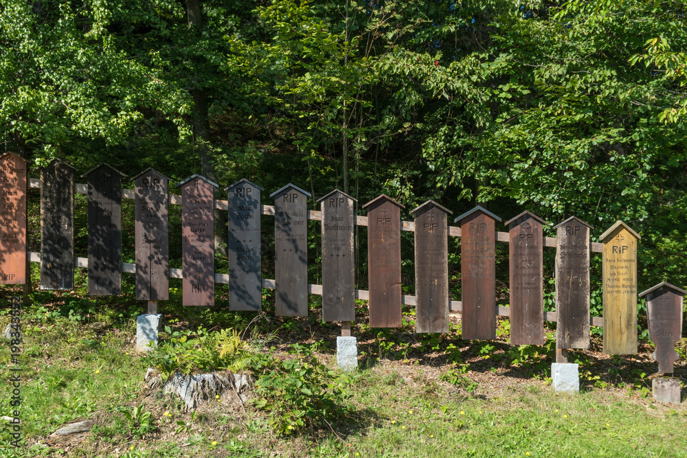 Totenbretter an der Waldkapelle in Rabenstein Totenbretter an der Waldkapelle in Rabenstein