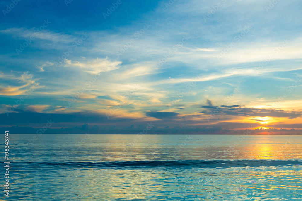 Fototapeta premium Beautiful sunset above the sea