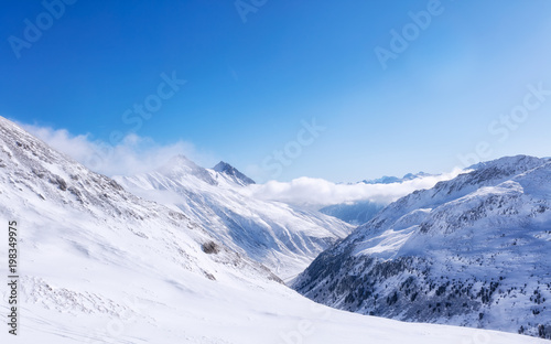 snowcapped mountains © Videografic