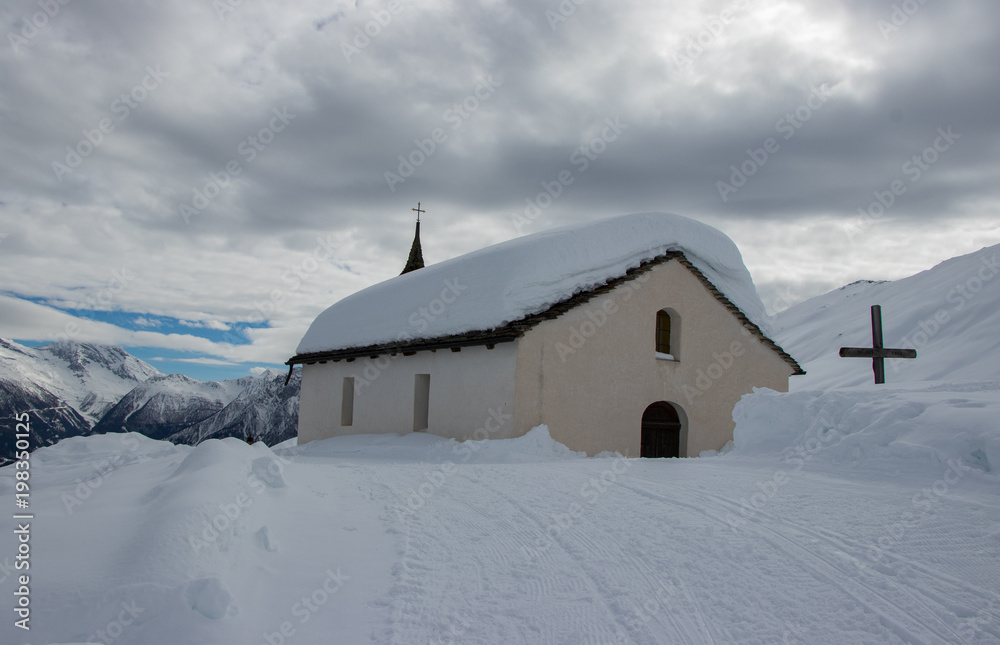 Verschneite Bergkapelle