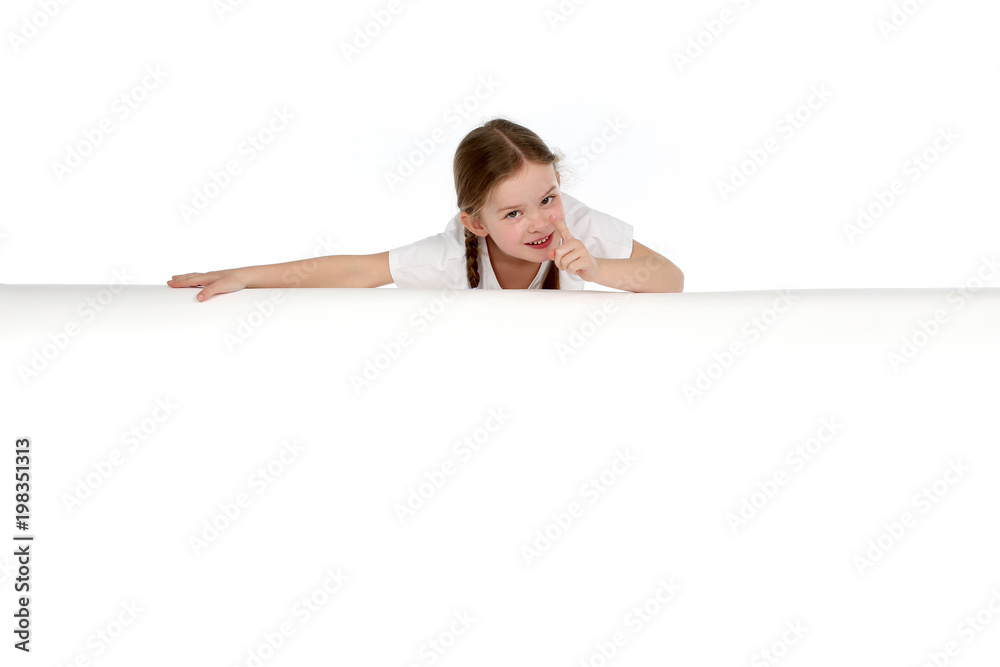 Hübsche kleines Mädchen und lehnt auf einer weissen Tafel Hübsche kleines Mädchen und lehnt auf einer weissen Tafel