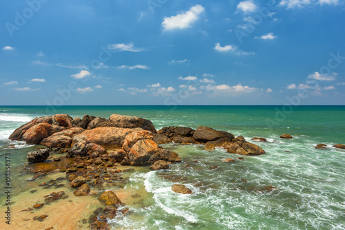Obraz na płótnie Beautiful rocks on the beach and tropical sea in Sri lanka. w salonie