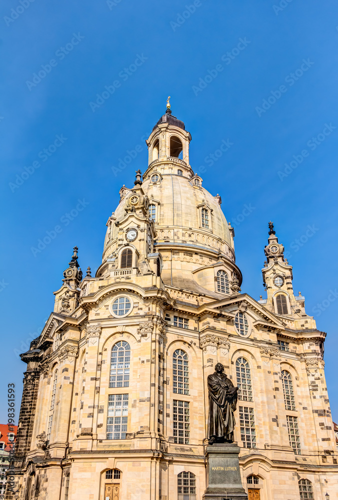 Frauenkirche am Neumarkt in Dresden mit dem Martin-Luther-Denkmal