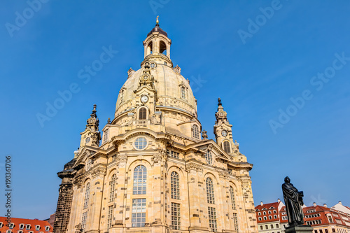 Frauenkirche am Neumarkt in Dresden mit dem Martin-Luther-Denkmal